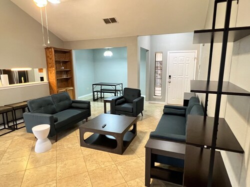 3 BEDROOMS 2 BATHS W/ LARGE BACK YARD & PET FRIENDLY IN CALALLEN!