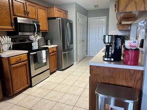 Four à micro-ondes, un four, surface de cuisson, lave-vaisselle