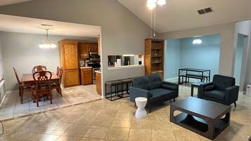 Televisión y chimenea