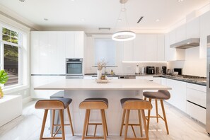 Fridge, microwave, oven, stovetop - Modern Luxury Comfort in East Vancouver, central to Downtown & Nearby Cities! (Vancouver)