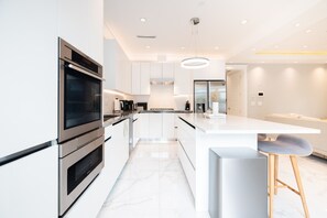 ثلاجة، ميكروويف، فرن، موقد طهي مسطح