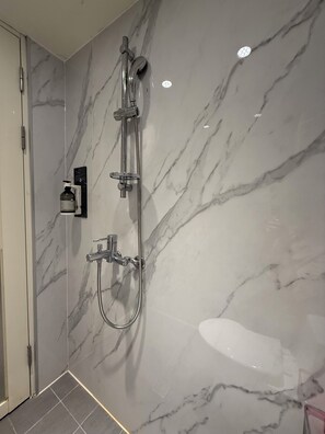 Dusche, Haartrockner, Handtücher, Toilettenpapier