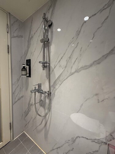 BY Cool hotel with AC in vibrant Taipei City near Ximending with Ubike