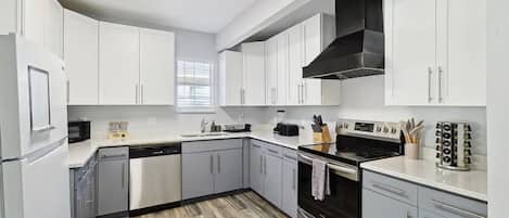 雪櫃、微波爐、焗爐、爐具