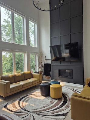 Una Smart TV, una chimenea, libros