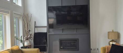 Una Smart TV, una chimenea, libros