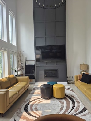 Una Smart TV, una chimenea, libros