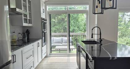 Modern Comfort + Private View. 30 mins to Ottawa downtown and Airport.