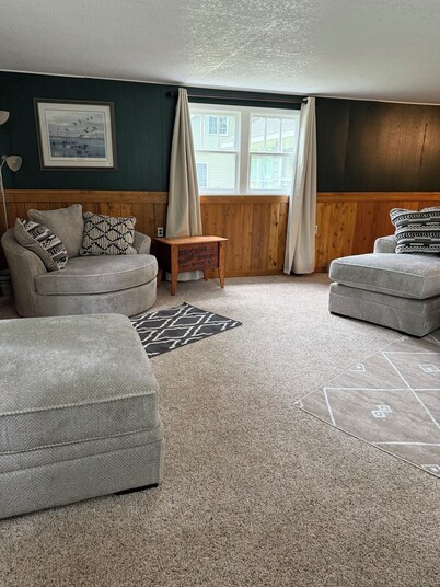 Charming 2-bedroom home in Hackensack. Enjoy during the summer and winter.