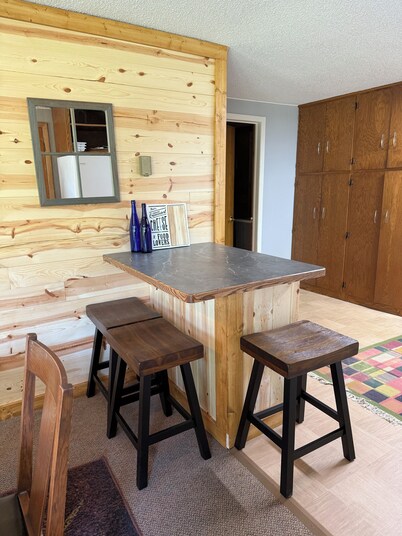 Charming 2-bedroom home in Hackensack. Enjoy during the summer and winter.