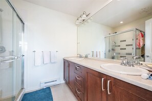 Shower, jetted tub, hair dryer, bidet - Beautiful Townhouse  in Downtown Coquitlam (Coquitlam)