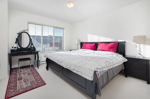 3 habitaciones, tabla de planchar con plancha, wifi y ropa de cama 