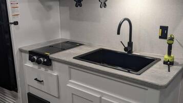 Four à micro-ondes, un four, surface de cuisson