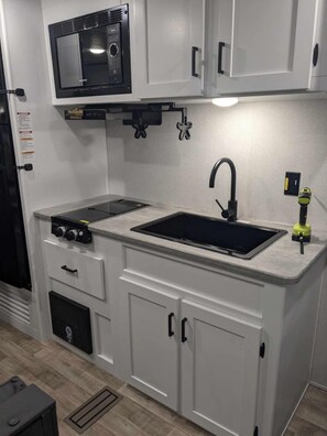 Microwave, oven, stovetop - 2024 keystone hideout travel trailer (Beckley)