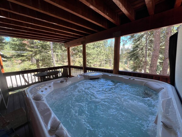 Bañera de hidromasaje al aire libre