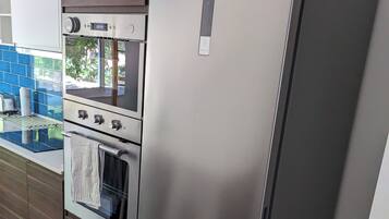 Geladeira, micro-ondas, fogão, cooktop