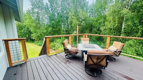 Spacious 4-bedroom house in South Anchorage on greenbelt, lots of wild life.