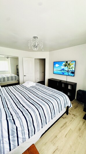 4 bedrooms, WiFi, bed sheets - Spacious 4-bedroom house in South Anchorage on greenbelt, lots of wild life. (Anchorage)