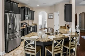 Refrigerador, microondas, horno, placa de cocina