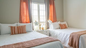 4 quartos, escrivaninha, ferros/tábuas de passar roupa
