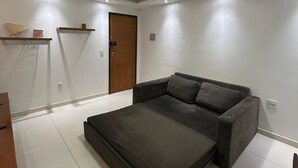 A modern bedroom with a large bed, a wooden door, and a small window. - Apto c Conforto Tecnologia a 10 min do Aeroporto (Nucleo Bandeirante)