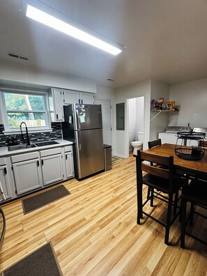 Microonde, forno, piano cottura, lavastoviglie