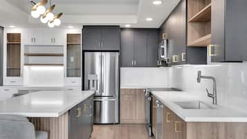 Full-sized fridge, microwave, oven, stovetop