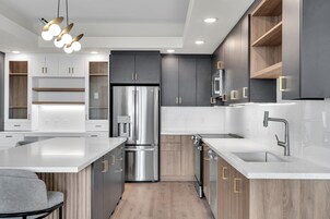 Full-size fridge, microwave, oven, stovetop