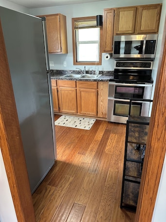 冷蔵庫、電子レンジ、オーブン、コンロ. Quaint parkside home