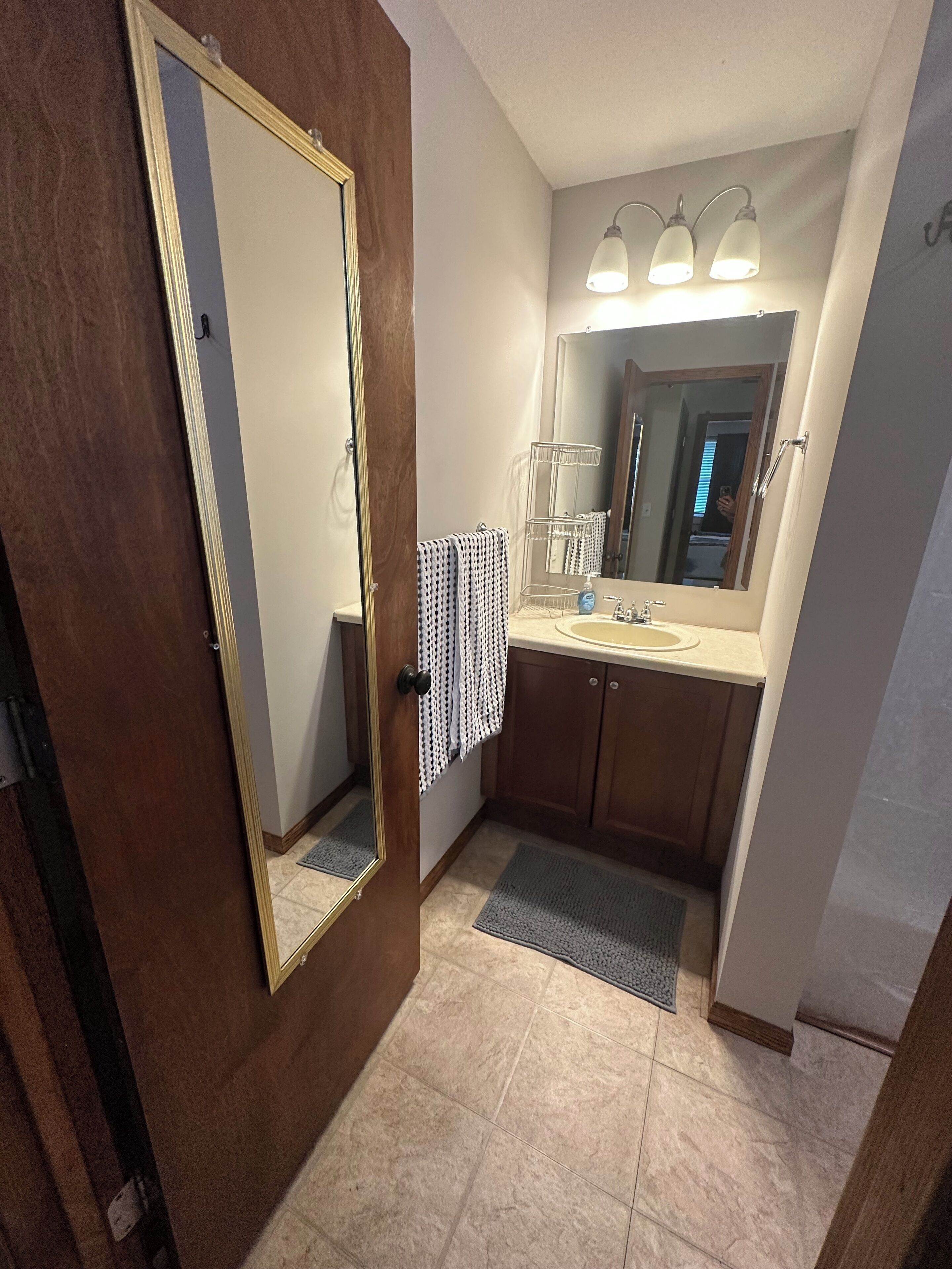 Secador de pelo, toallas, jabón y papel higiénico