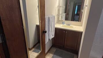 Secador de pelo, toallas, jabón y papel higiénico