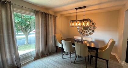 Spacious 3-bedroom house, 5 min to attractions!
