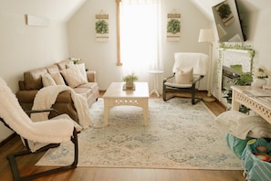Smart TV, fireplace, books, offices - Farm Loft Home-Away from Home-Sleeps 5 • Peaceful Nature Escape • Farm Animals (Anderson)