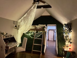 2 Schlafzimmer, Schreibtisch, Bügeleisen/Bügelbrett, Reisekinderbett