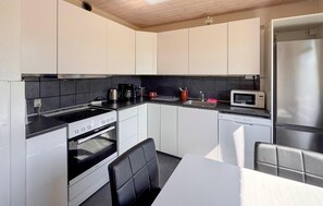 Geladeira, cooktop, lava-louças, cafeteira/chaleira