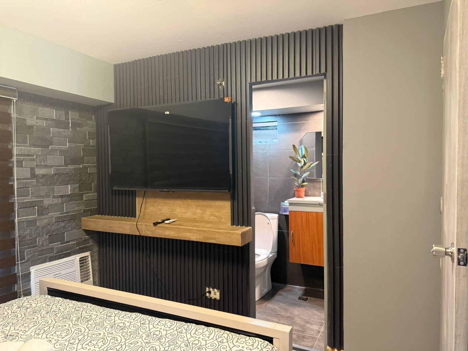 Laptop workspace, free WiFi