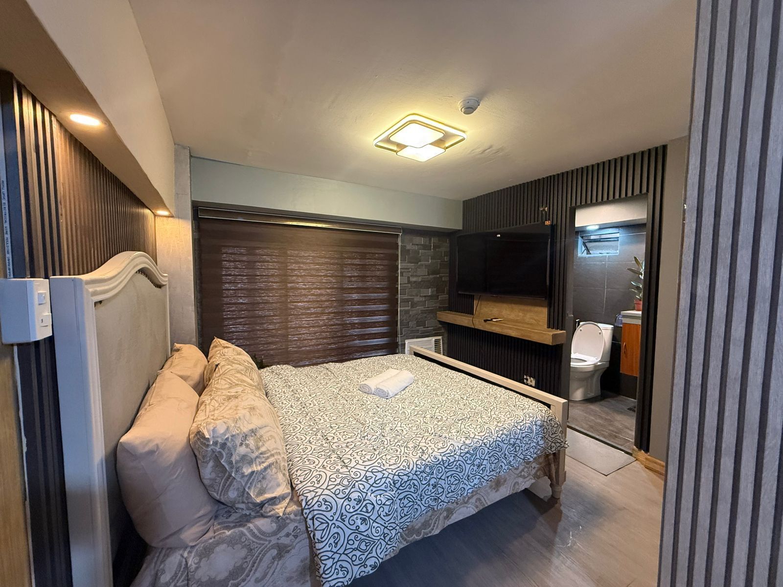 Laptop workspace, free WiFi