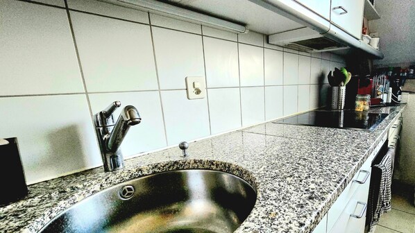 Een magnetron, een oven, een kookplaat, een vaatwasser