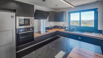 Een koelkast, een oven, een vaatwasser, een koffiezetapparaat/waterkoker