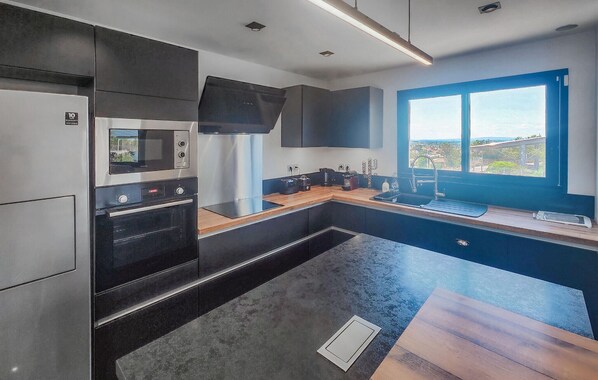 Fridge, oven, dishwasher, coffee/tea maker