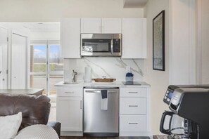 Refrigerador, microondas, parrilla de estufa y lavavajillas 