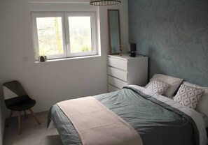 2 bedrooms, travel crib, internet, bed sheets