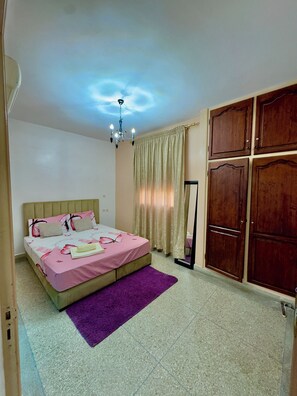 2 bedrooms, iron/ironing board, free WiFi, bed sheets