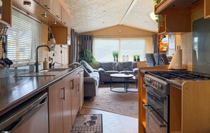 Kühlschrank, Mikrowelle, Herdplatte, Geschirrspüler