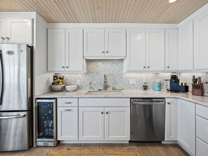 Fridge, microwave, oven, stovetop - Boca Grande Beach Club 5F - Gulf Front - Top Floor - Close to Village of Boca Grande - Sleeps 4 (Boca Grande)