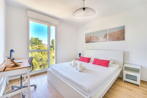 1 bedroom, desk, iron/ironing board, WiFi