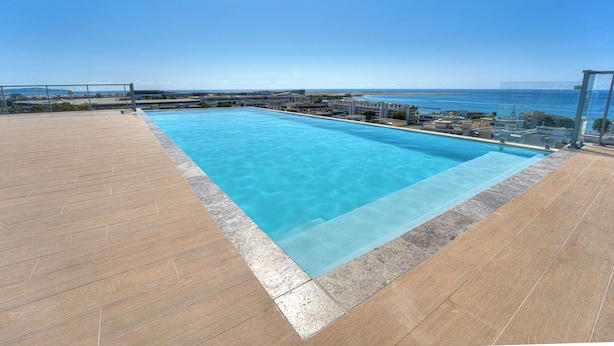 Pool - Appartement Fleuri, vue mer - Welkeys (Saint-Laurent-du-Var)