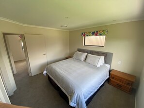 3 عدّة غرف نوم ومكتب وملاءات أسرّة