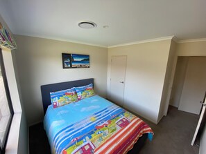 3 bedrooms, desk, bed sheets