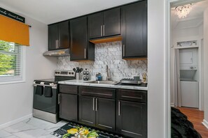 Microondas, horno y placa de cocina